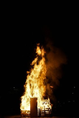 Troisdorf, Almanya. Pazar meydanında geleneksel St. Martin şenlik ateşi. 14 Kasım 2024