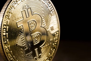Fiziksel bir bitcoin 'in konsept resmini kapat