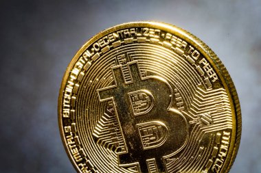 Fiziksel bir bitcoin 'in konsept resmini kapat