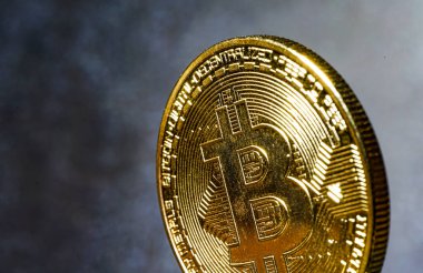 Fiziksel bir bitcoin 'in konsept resmini kapat