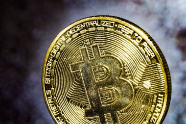 Fiziksel bir bitcoin 'in konsept resmini kapat