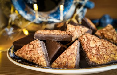 Noel atıştırmalıkları üçgenler ve bir tabakta piramit keki.