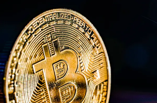 Fiziksel bir bitcoin 'in konsept resmini kapat