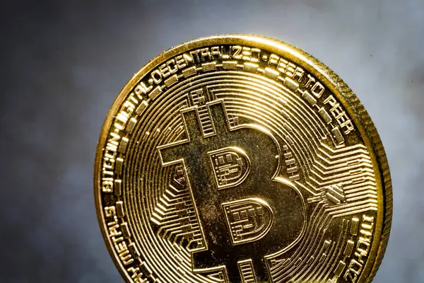 Fiziksel bir bitcoin 'in konsept resmini kapat