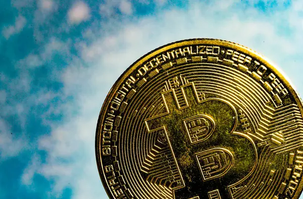 Fiziksel bir bitcoin 'in konsept resmini kapat
