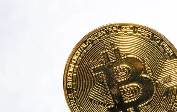 Fiziksel bir bitcoin 'in konsept resmini kapat