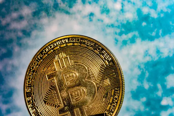 Fiziksel bir bitcoin 'in konsept resmini kapat