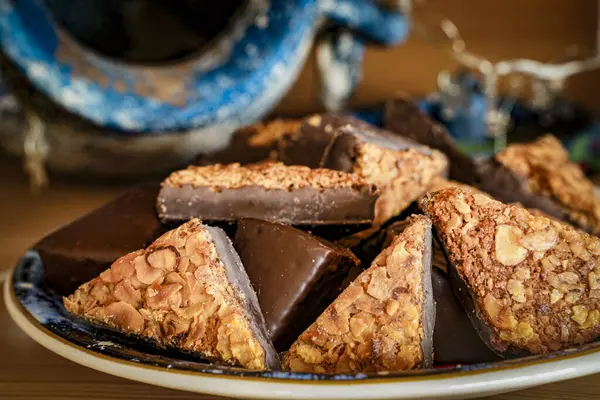 Noel atıştırmalıkları üçgenler ve bir tabakta piramit keki.