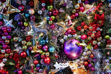 Köln, Almanya. Köln 'deki pedastrian bölgesinde bir mağazanın vitrininde bir sürü Noel süsü ile Noel süslemesi. 1 Aralık 2024