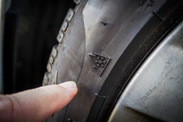 Kış lastikleri için dağ piktogramı ve kar taneleri için alp sembolü