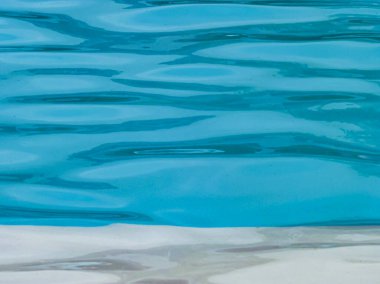 Yüzme havuzunda su yüzeyine yansıyan ışık.