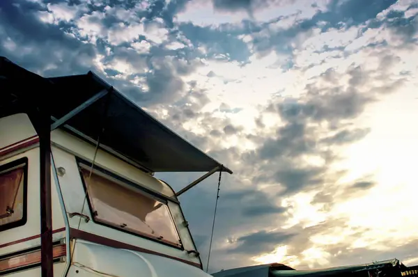 Bulutlu bir gökyüzünün önündeki dramatik bulutlu bir karavanın ayrıntıları.