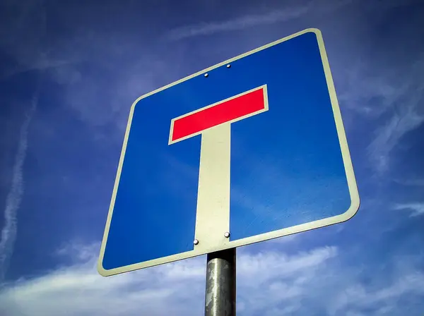 Mavi gökyüzünün önündeki çıkmaz tabela