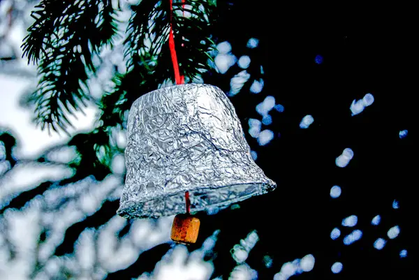 Güzel dizayn edilmiş gümüş çan Noel ağacında
