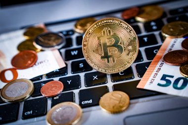 Konu kripto ticareti hakkındaki yazı işleri amaçlarının resimlenmesi için bir Bilgisayar klavyesinde Bitcoin ve Euro para birimi