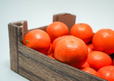 Bir grup taze mandalinayla dolu sepet beyaza izole edilmiş ve ders odası var.