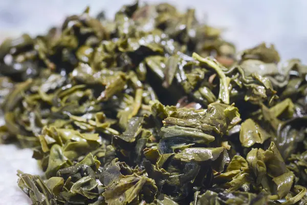 Taze demlenmiş yeşil çay yaprakları