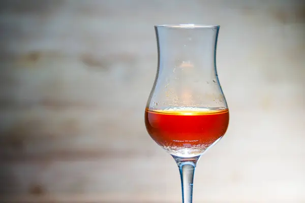 Metin alanı olmayan bir likör bardağının konsept fotoğrafı