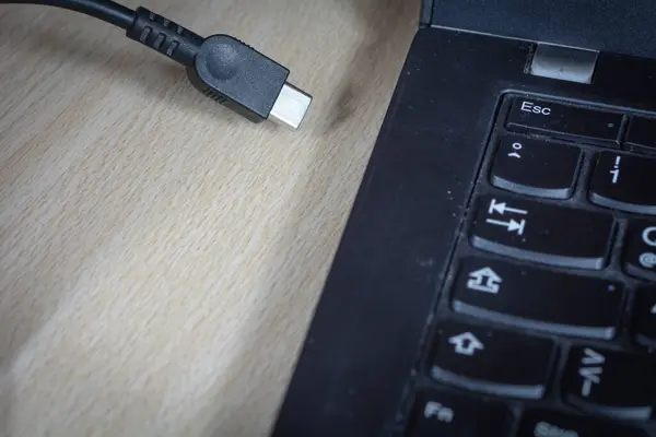 Dizüstü bilgisayarlı USB-C kablosunun konsept fotoğrafı