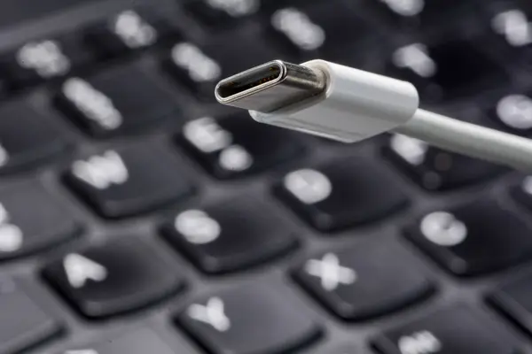 Dizüstü bilgisayarlı USB-C kablosunun konsept fotoğrafı