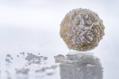 Hindistan cevizli pralinin yakın plan fotoğrafı.