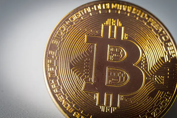 Tek bir altın metal Bitcoin 'in nesne fotoğrafını kapat