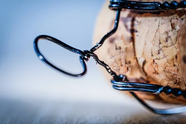 Şampanya mantarının kablo örgüsüyle yakın çekimi.