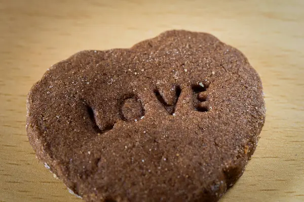Ev yapımı çikolatalı kurabiye ve aşk mektupları izole edilmiş.