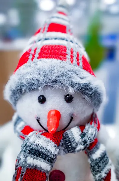 Wollen şapkası ve atkısıyla el örgüsü yünlü kardan adam figürü.