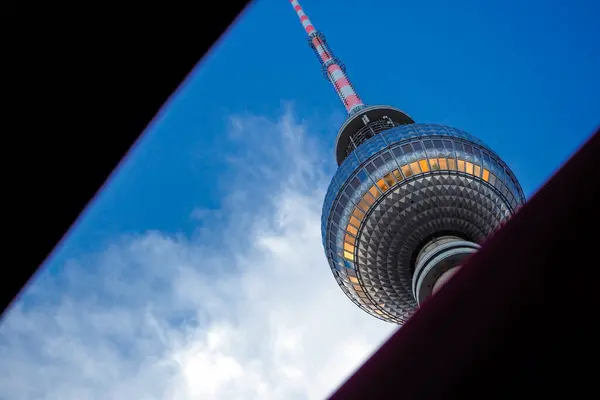 Berlin, Almanya. Alexanderplatz 'daki Berlin TV kulesini geziyorum. 18 Haziran 2016
