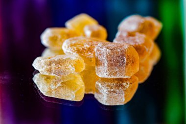 Tarafsız bir arkaplanda esmer şeker kaya kandis ayrıntıları