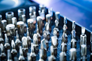 Makro nesne fotoğrafı, mekanik tornavida parçalarından oluşan, insansız bir çeşitlilik.