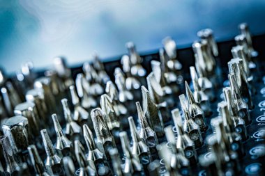 Makro nesne fotoğrafı, mekanik tornavida parçalarından oluşan, insansız bir çeşitlilik.