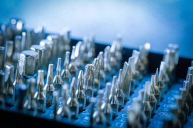 Makro nesne fotoğrafı, mekanik tornavida parçalarından oluşan, insansız bir çeşitlilik.