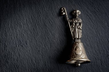 Almanya. İspanya 'da Santiago de Compostela' dan bir hatıra olarak satılan Aziz James 'in bir çan figürü. 26 Ocak 2025