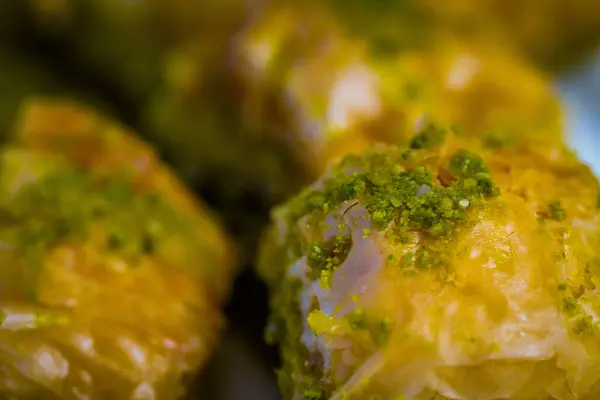 Güney Avrupa ülkelerinden baklava hamur işleri puf böreği, bal ve şam fıstığından yapıldı