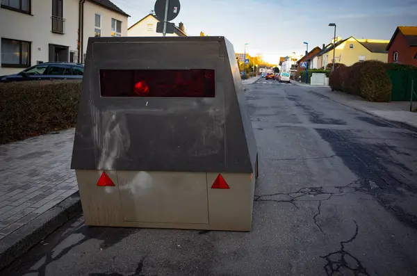 Troisdorf, Almanya. Almanya 'nın kentsel bölgelerindeki trafik kameraları için mobil hız kontrol kamerası. 14 Ocak 2025
