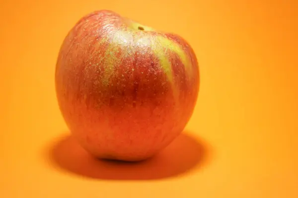 Apple natürmortu turuncu arka planda izole