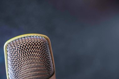 Yoğunlaştırıcı mikrofon kapsülünün detaylarını kapat