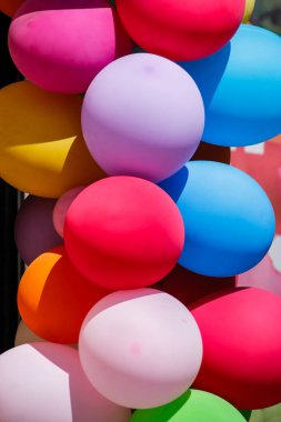 Eğlence fuarında bir sürü renkli yuvarlak balon koleksiyonu