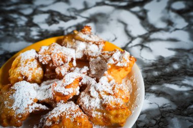 Ev yapımı karnaval pudra şekerli çörekler