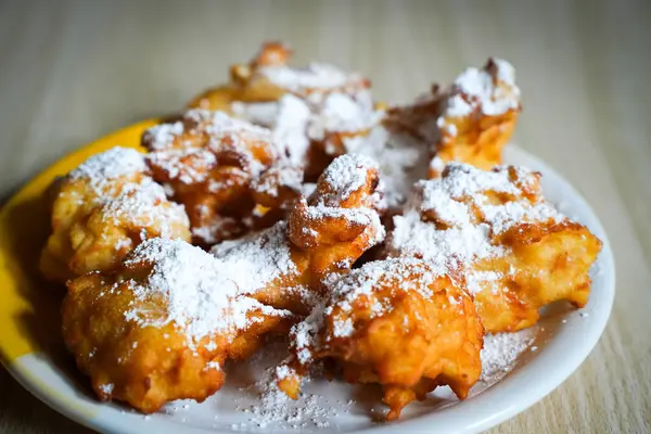 Ev yapımı karnaval pudra şekerli çörekler