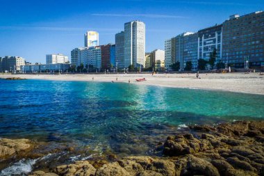 Bir Coruna, Galiçya, İspanya. La Coruna 'nın panoramik manzaralı Riazor plajı. 28 Şubat 2010