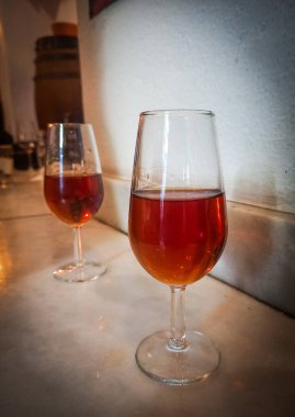 Malaga, Endülüs, İspanya. Malaga 'da rahat bir barda nefis bir bardakta Aperitif likörü şarabı. 29 Mart 2024