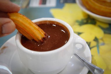 Galiçya, İspanya. Çikolata içen tipik İspanyol çörekleri. 9 Eylül 2017