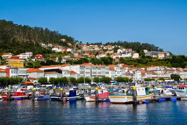 Muros, Galiçya, İspanya. İspanyol Atlantik kıyısında Rias Baixas 'ta balıkçı tekneleriyle Muros şehir panoraması. 28 Ağustos 2016