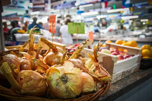 Galiçya, İspanya. Galiçya pazarında sergilenen taze soğanlar. 09 Eylül 2017