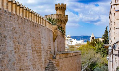 Mallorca, İspanya. La Almudaina Kraliyet Sarayı 'nın mimarisi. 24 Mart 2016