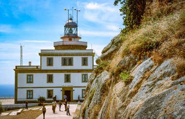 Cabo Finisterre, Galiçya, İspanya. St. James yolunun gayri resmi sonunda Cabo Finisterre 'deki deniz feneri. 25 Ekim 2003