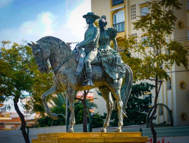 Fuengirola, Endülüs, Costa de Sol, İspanya. Fuengirola 'nın haftalık pazarının yanındaki Flameno heykeli. 11 Mart 2025